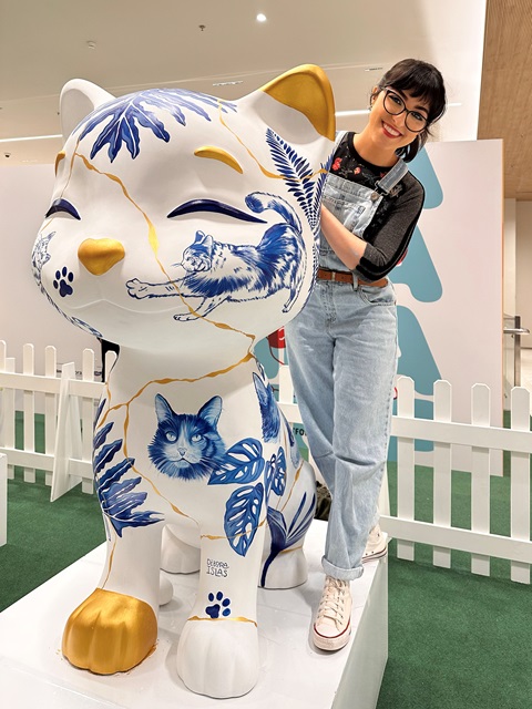 Skulptur Amor Cura von Débora für Art for Pets: anmutige, blau illustrierte Katzen mit goldenen Kintsugi-Rissen, umgeben von brasilianischen Pflanzenmotiven vor dem Ipiranga-Museum.