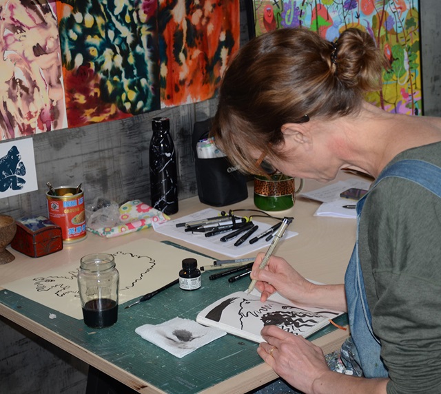 Charakterillustration von Anne Wilson für Phoenix Studios: stilisierter Phönix in handgezeichneter Linienführung, symbolisiert die Markenwerte Aufstieg, Erneuerung und Resilienz.